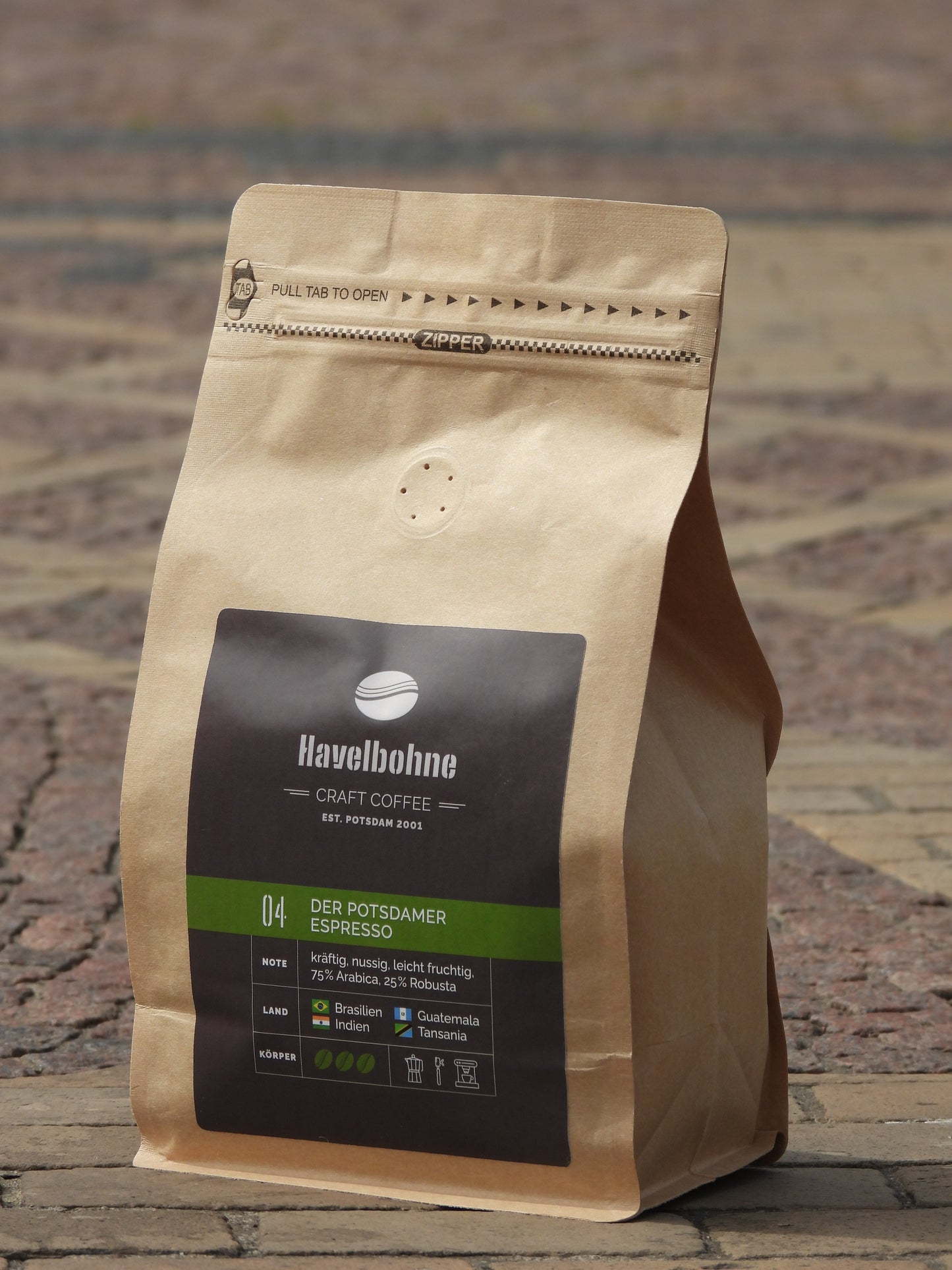 Kaffeetüte Havelbohne Der Potsdamer Espresso auf Kopfsteinpflaster in Potsdam.