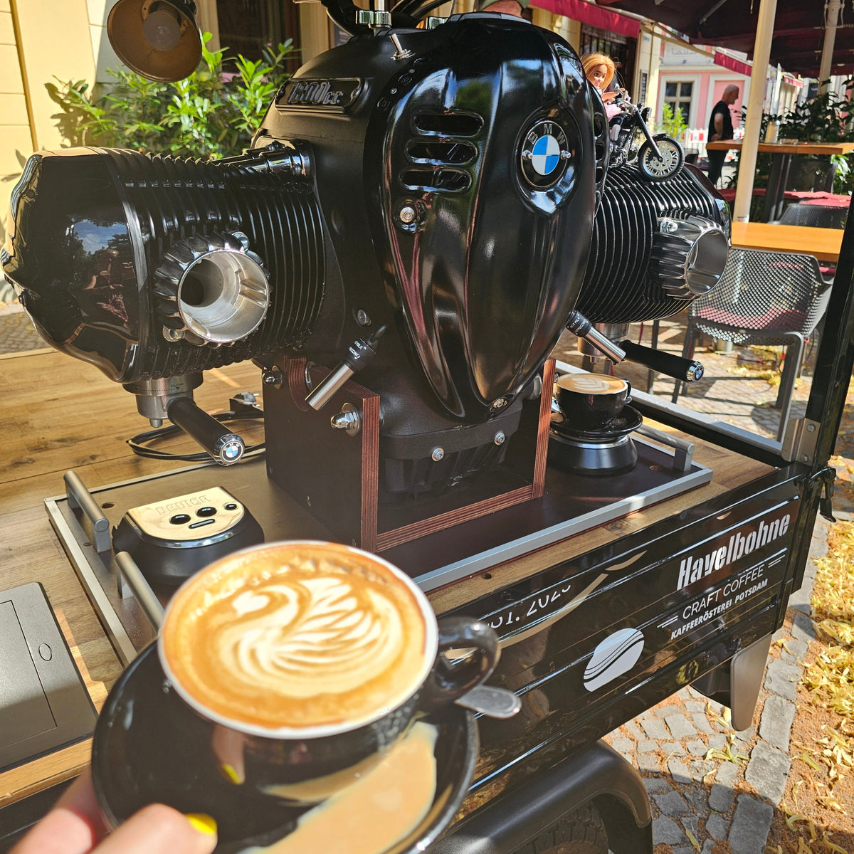 Handgefertigte Espressomaschine aus einem BMW-Motorblock in der mobilen Kaffee Ape