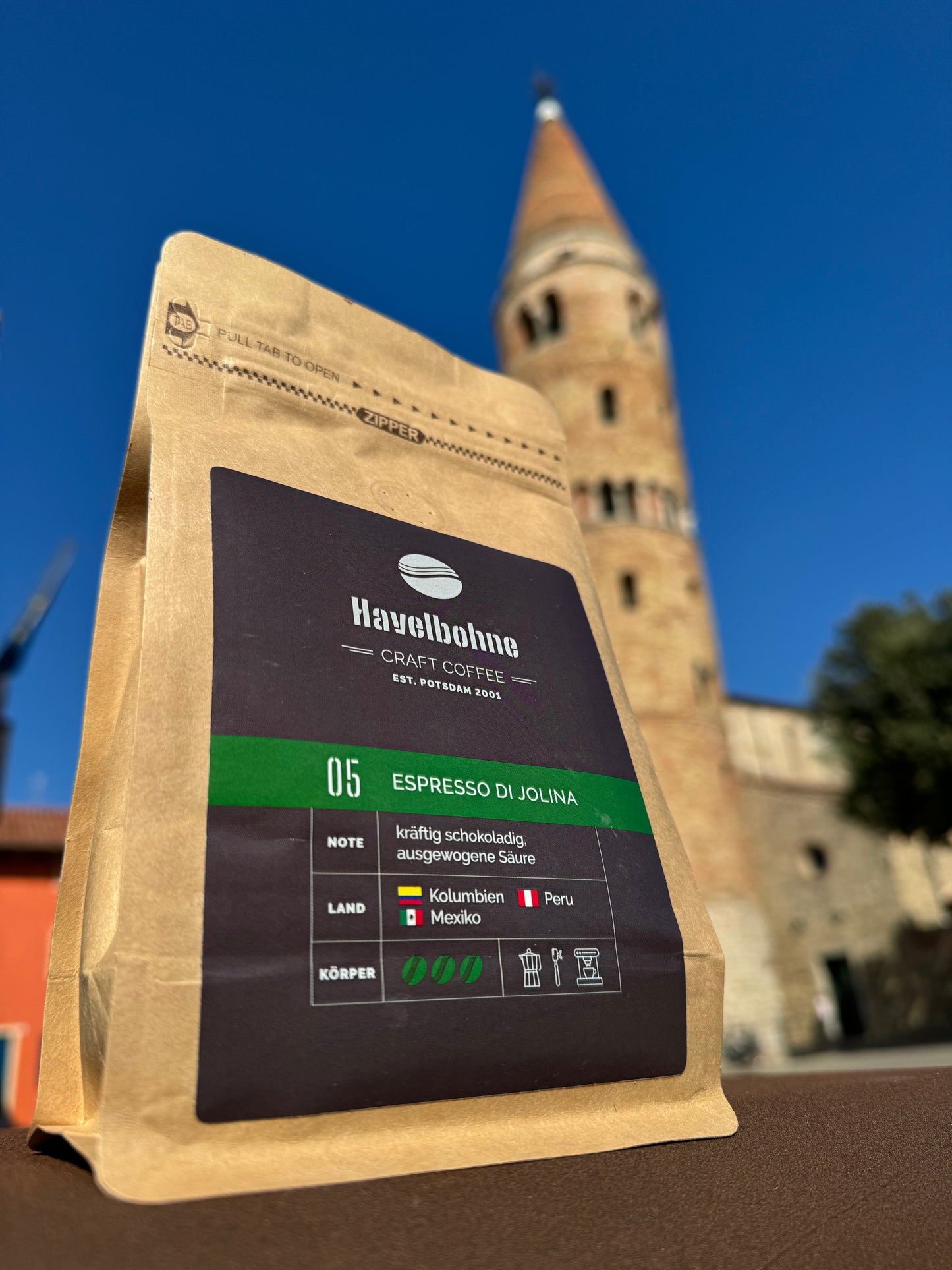 Kaffeetüte Havelbohne Espresso di Jolina vor historischem Backsteinturm.