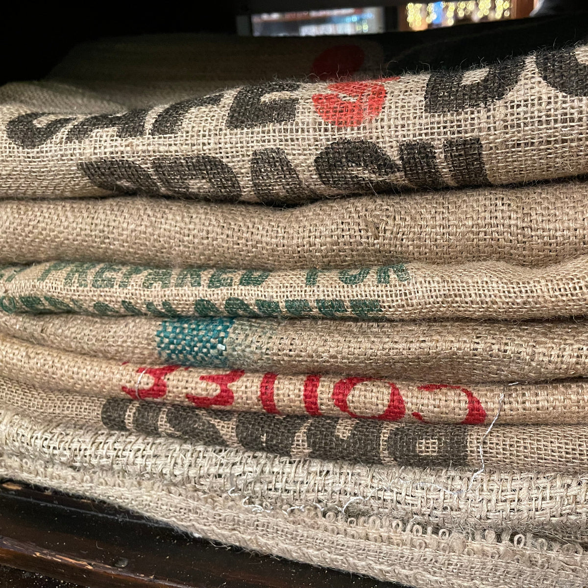 gefaltet und gestapelte Kaffee-Jutesäcke