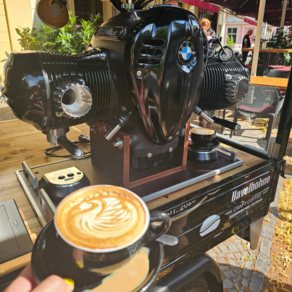 Handgefertigte Espressomaschine aus einem BMW-Motorblock in der mobilen Kaffee Ape