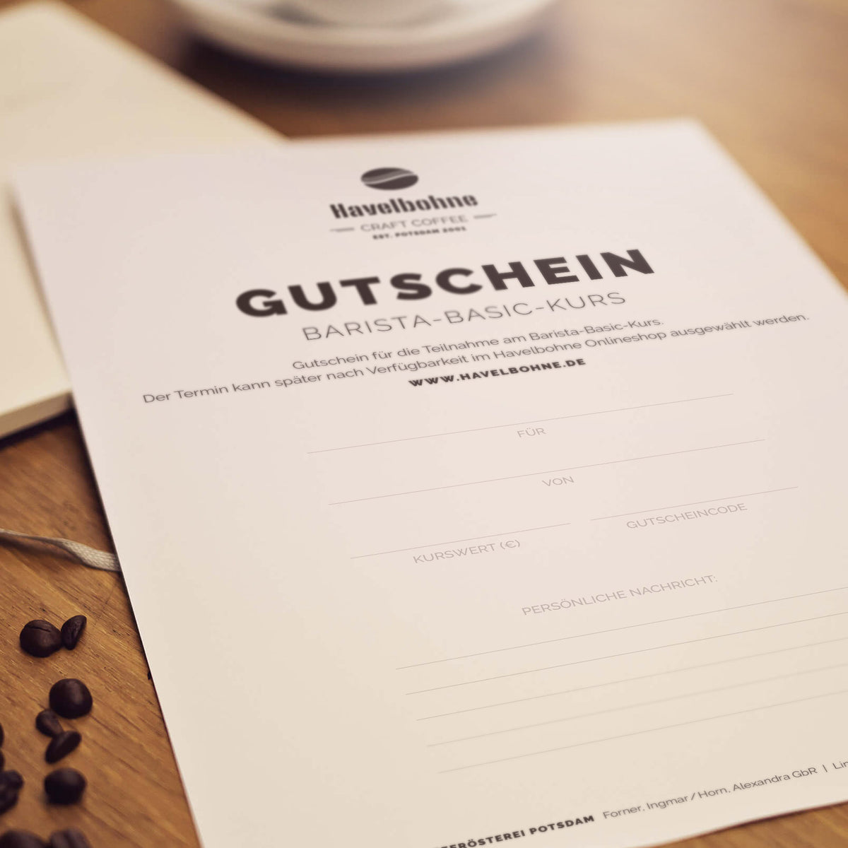 ausgedruckter A4-Gutschein auf einem Holztisch