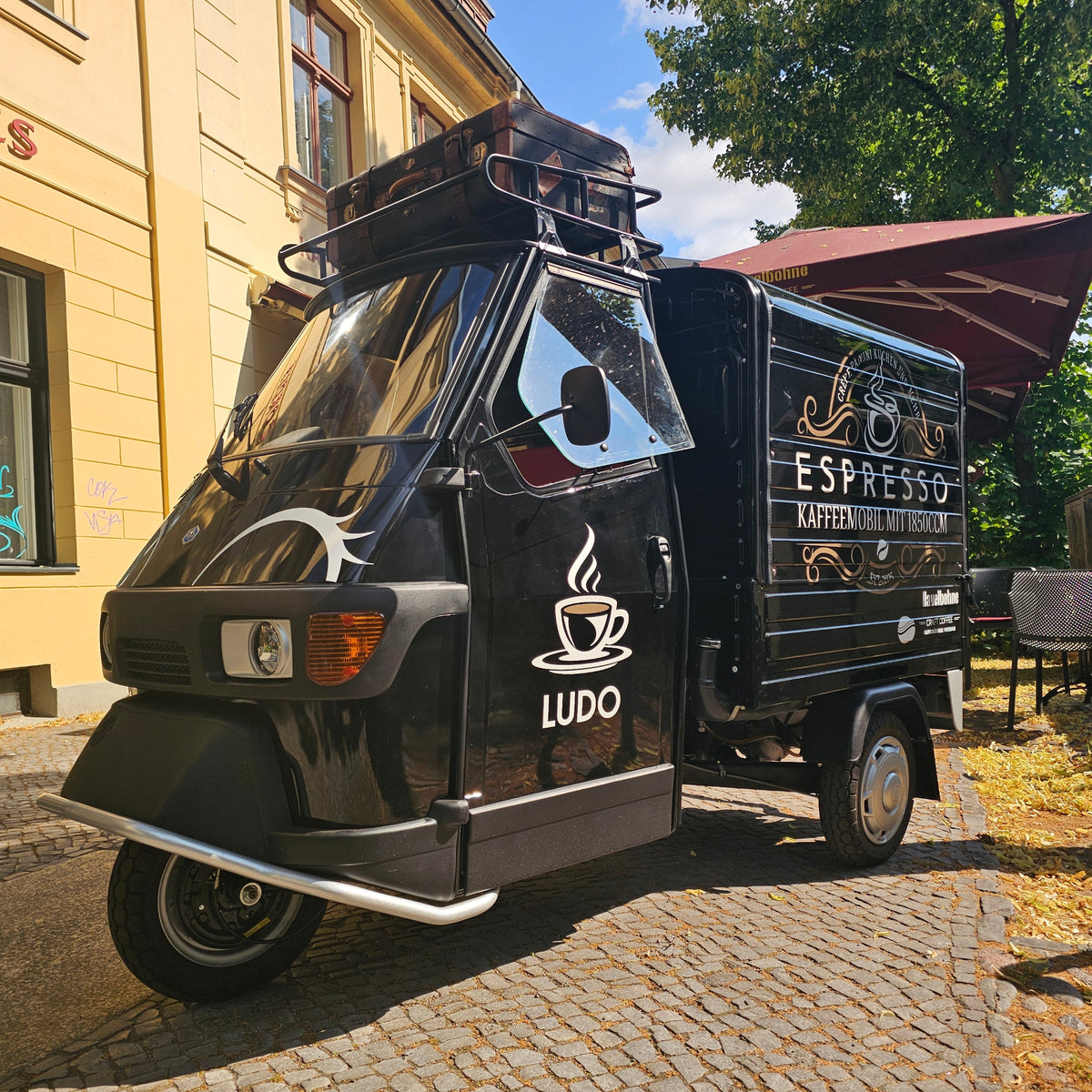 Schwarze Kaffee-Ape von Ludwigsdorfer Eventbienen mit mobiler Espressomaschine in Potsdam