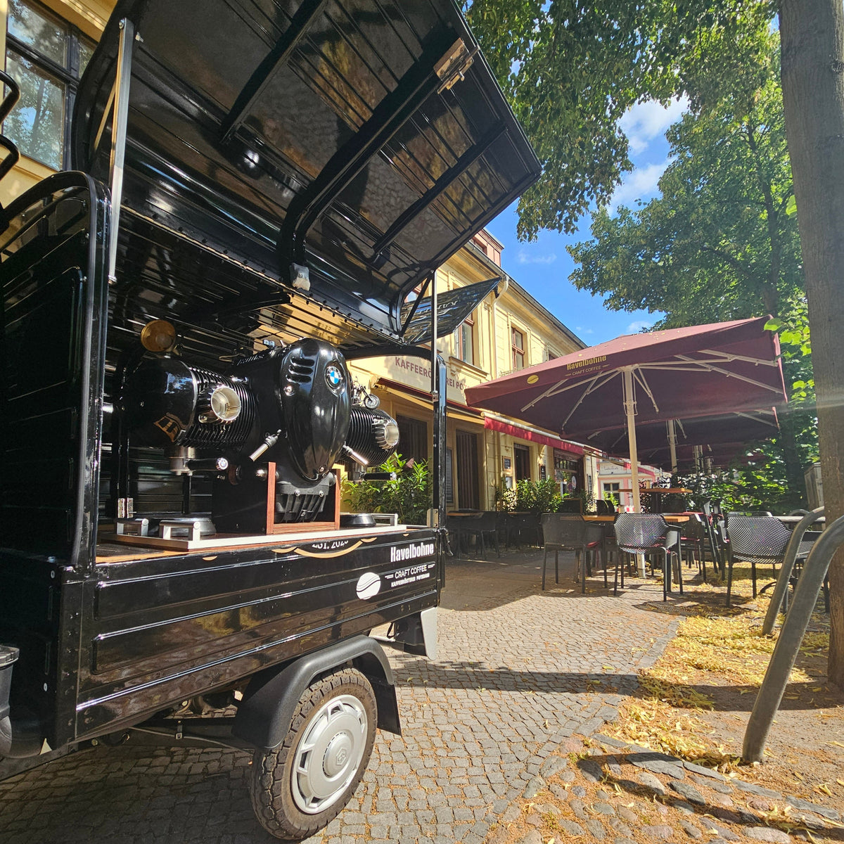 Mobile Kaffee-Ape mit integrierter Espressomaschine bei einem Café in Potsdam