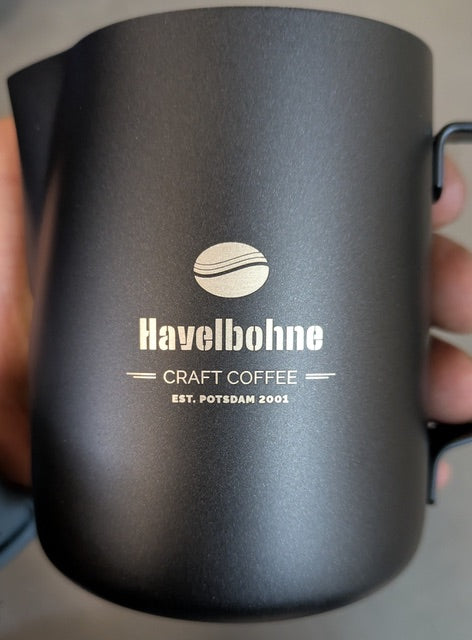 Edelstahl Milchkanne mit Havelbohne Logo für Latte Art und Cappuccino