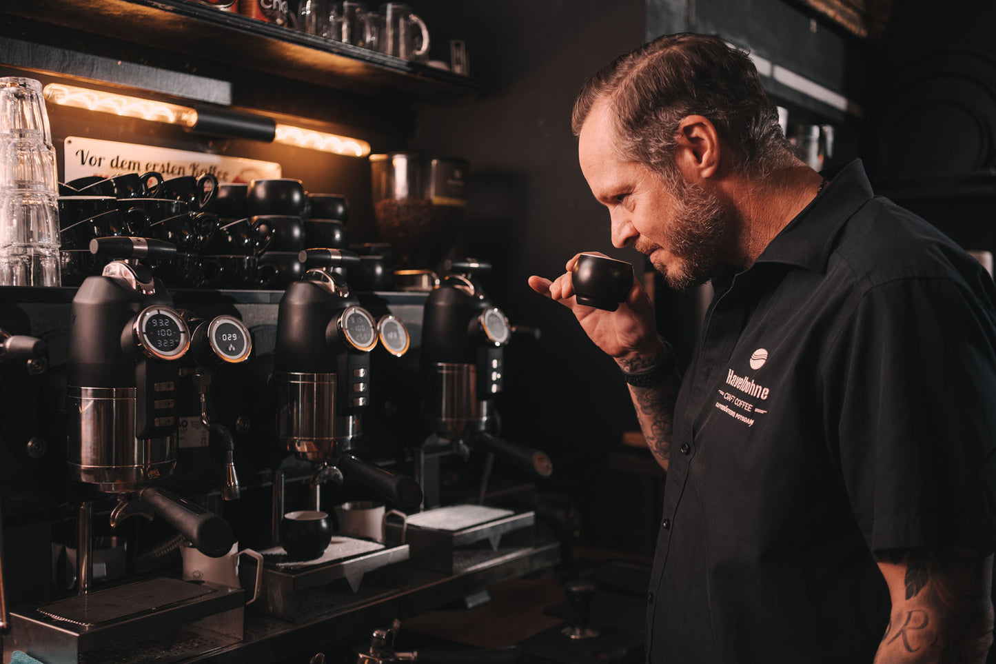Matthias Lincke riecht an einer frisch gebrühten Tasse Espresso an der Espressomaschine.
