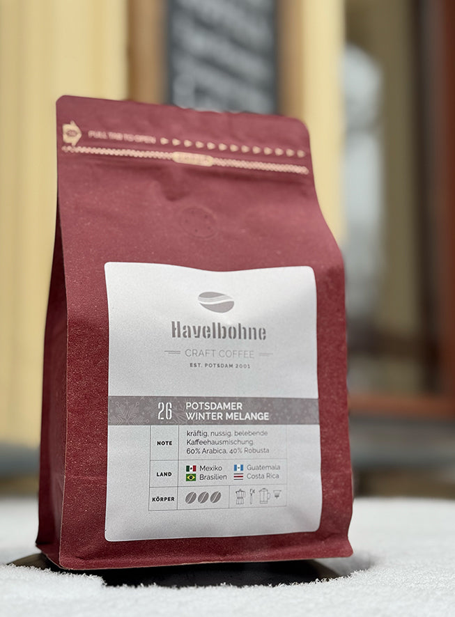 Kaffeetüte Potsdamer Winter Melange vor dem Havelbohne Café im winterlichen Potsdam